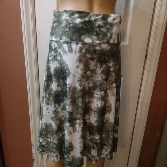 Lularoe women's green and white size medium soft stretchy skirt - Picture 3 of 5